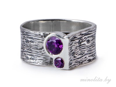 серебряное кольцо с фиолетовым камнем
