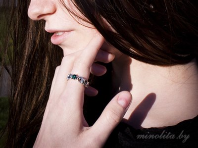 Сребряное женское кольцо с зеленым камнем
