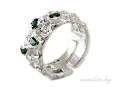 Кольцо женское из серебра 925 пробы. Вставка: цирконы зеленого цвета.