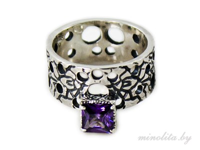 Серебряное кольцо женское с чернением, вставка циркон сиреневый.