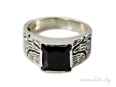 Мужское кольцо из серебра 925 пробы с чернением со вставкой из циркона.