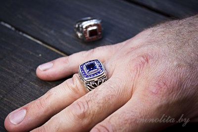 Мужское кольцо печатка из серебра 925 пробы с чернением с камнями.