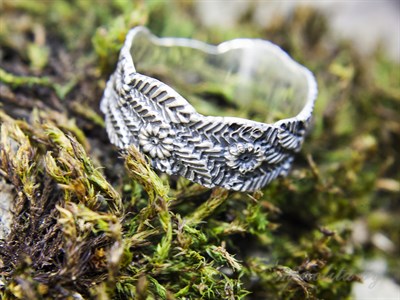 Серебряное кольцо с листьями широкое с чернением