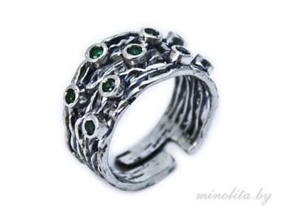 Серебряное кольцо женское с зелеными камнями