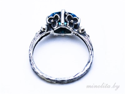 Серебряное кольцо с крупным голубым камнем