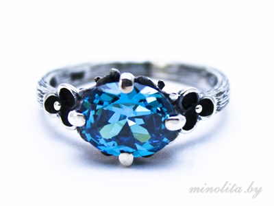 Серебряное кольцо с крупным голубым камнем