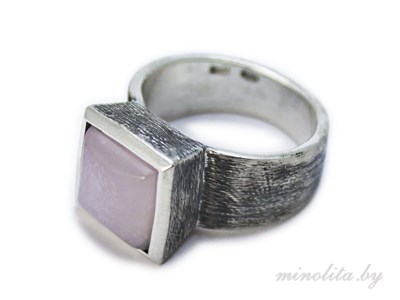 кольцо с натуральным камнем розовый кварц
