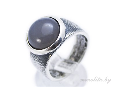 Серебряное кольцо с серым камнем