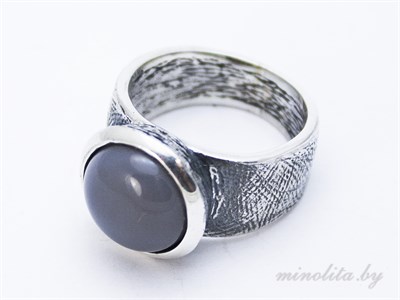 Серебряное кольцо с серым камнем
