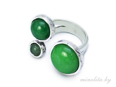 Серебряное кольцо с зелеными камнями