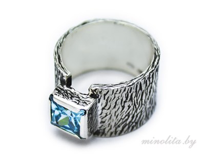 Серебряное кольцо с голубым камнем