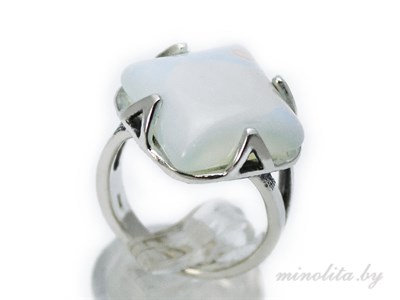 Серебряное кольцо с камнем лунный камень